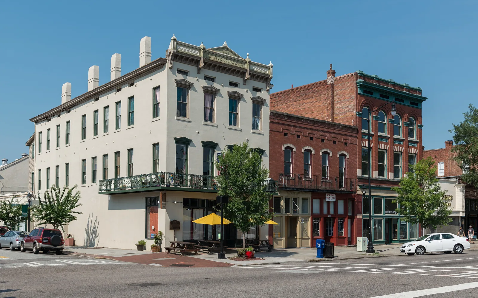 Storefronts and outdoor tables at Broad and 10th streets in downtown Augusta.